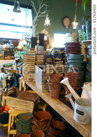 雜貨店古董園藝用品的貨架 雜貨店古董園藝用品的貨架 81768409