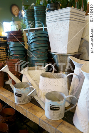 雜貨店古董園藝用品的貨架 雜貨店古董園藝用品的貨架 81768410