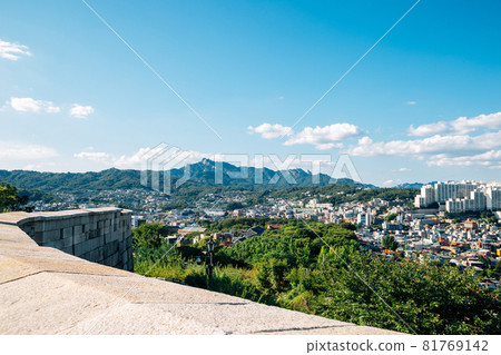 Naksan park fortress and Seoul city view in Korea 81769142