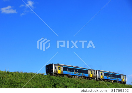 小海線木葉E200及八岳藍天 81769302