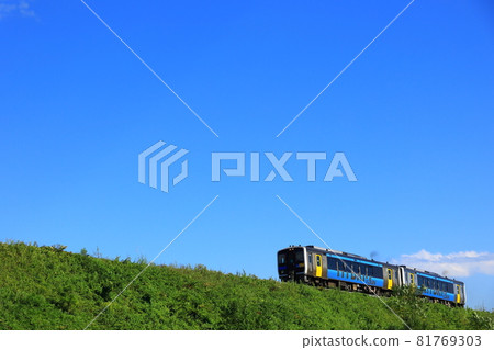 小海線木葉E200及八岳藍天 小海線木葉E200及八岳藍天 81769303