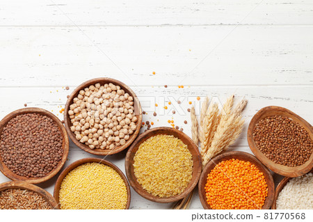 Gluten free cereals. Rice, buckwheat, corn groats, quinoa and millet Gluten free cereals. Rice, buckwheat, corn groats, quinoa and millet 81770568