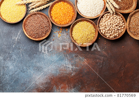 Gluten free cereals. Rice, buckwheat, corn groats, quinoa and millet 81770569