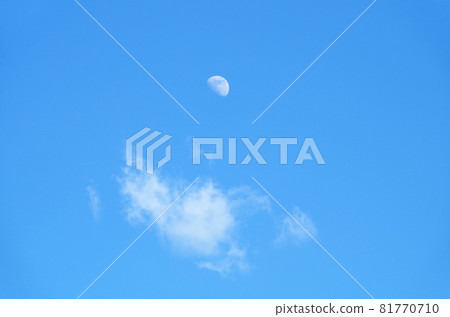 夏日午後，月亮和棉花糖般的雲彩漂浮在藍天上 81770710
