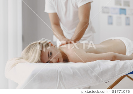 Man doctor do massage to female body 81771076