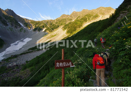 Morning glow of Karasawa Cirque on the route of Oku Hotakadake in the summer of 100 famous mountains in Japan from Kamikochi in the Japanese Alps in Matsumoto City, Nagano Prefecture Morning glow of Karasawa Cirque on the route of Oku Hotakadake in the summer of 100 famous mountains in Japan from Kamikochi in the Japanese Alps in Matsumoto City, Nagano Prefecture 81771542