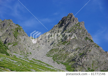 Seidengrat on the route to Okuhotakadake, one of Japan's 100 famous mountains, in the summer from Kamikochi in the Japanese Alps in Matsumoto City, Nagano Prefecture Seidengrat on the route to Okuhotakadake, one of Japan's 100 famous mountains, in the summer from Kamikochi in the Japanese Alps in Matsumoto City, Nagano Prefecture 81771546