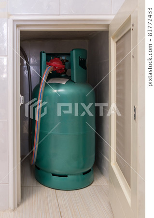 The LPG gas tank for cooking is stored in the small storage compartment. The LPG gas tank for cooking is stored in the small storage compartment. 81772433