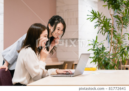 在辦公室工作的女商人 81772641