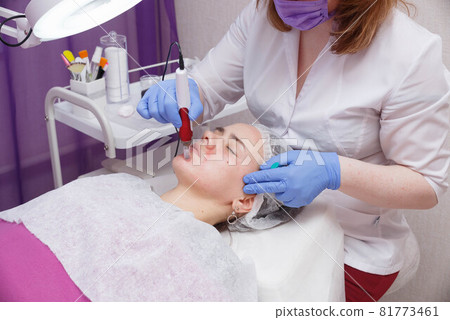 The process of mesotarpia with the introduction of serum under the skin. The process of mesotarpia with the introduction of serum under the skin. 81773461