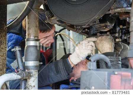 Repair of a diesel generator converted to gas. 81773481