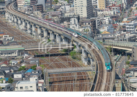[View from Prince's North Topia: Tohoku Shinkansen E5 Series and E2 Series Separation] 81773645