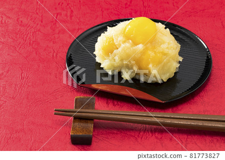 紅色背景上的栗子金頓 紅色背景上的栗子金頓 81773827