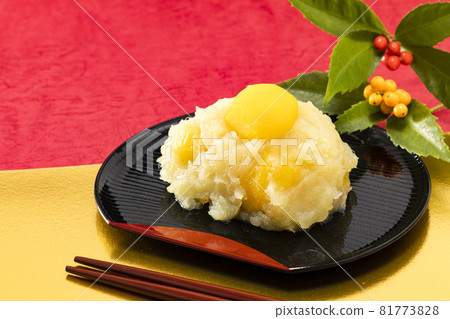 金色和紅色背景的栗子金頓 金色和紅色背景的栗子金頓 81773828