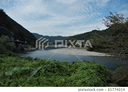 Japanese countryside with a river: The clear Nagara River flowing through Mino City Japanese countryside with a river: The clear Nagara River flowing through Mino City 81774019