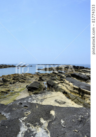 與潮汐的岩石海岸海邊環境 與潮汐的岩石海岸海邊環境 81774333