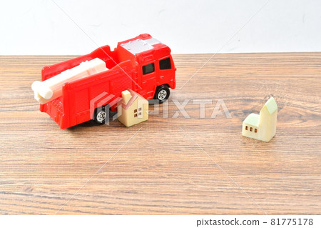 與消防車和計算器的火災保險圖像照片 81775178