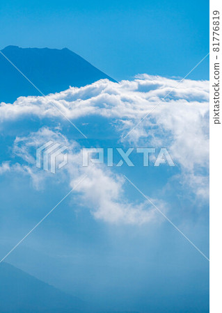 Autumn Mt. Fuji and clouds seen from the Lake Shoji panorama stand [Yamanashi Prefecture] 81776819