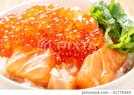 Salmon salmon roe (salmon parent and child) bowl up. 81776849