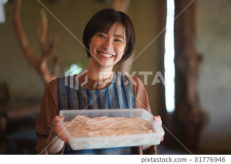 手工蕎麥的女人 手工蕎麥的女人 81776946