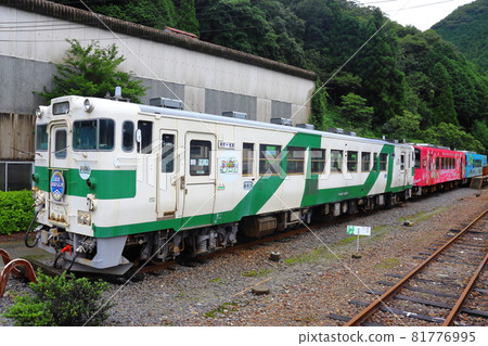 Seiryu Miharashi Train at Nishikicho Station on the Nishikigawa Railway Kiha 40, NT3001 and NT3002 Seiryu Miharashi Train at Nishikicho Station on the Nishikigawa Railway Kiha 40, NT3001 and NT3002 81776995