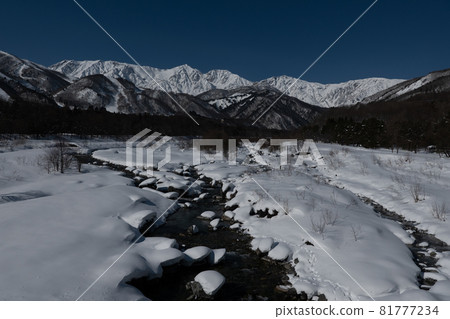 寧靜的北阿爾卑斯山和滿月 寧靜的北阿爾卑斯山和滿月 81777234