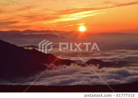 日落在雲彩海 日落在雲彩海 81777318