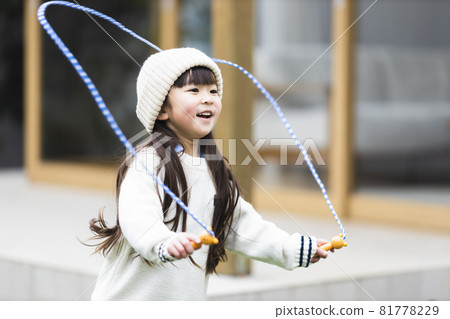 Children skipping rope 81778229