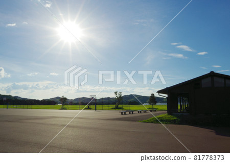 夏日午後陽光、藍天白雲的公園活動廣場景觀 夏日午後陽光、藍天白雲的公園活動廣場景觀 81778373