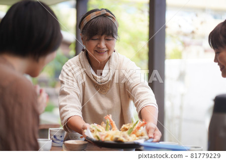 上菜的女人 上菜的女人 81779229