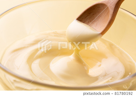 用湯匙舀蛋黃醬 81780192