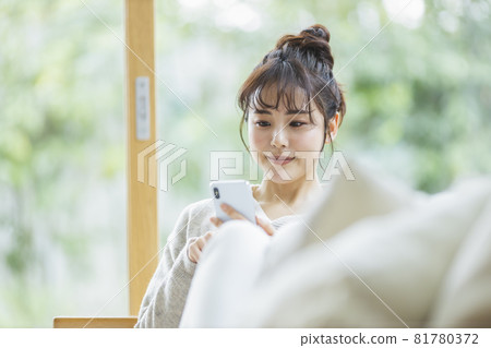 看智能手機的少婦 81780372
