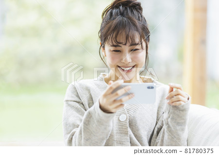 看智能手機的少婦 81780375