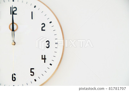 12 o'clock clock half 81781707