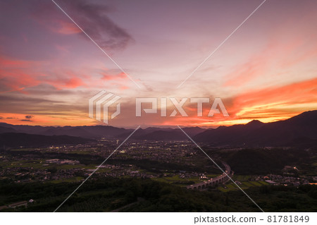 長野縣上田市夜景和上田羅馬橋 81781849