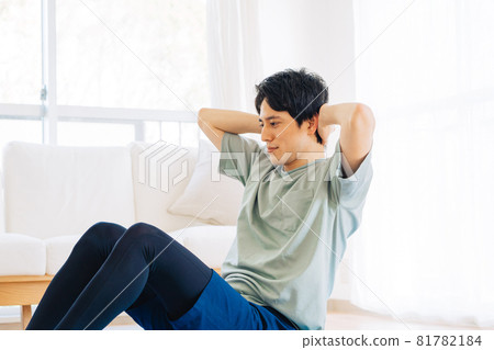 男子在家訓練 81782184