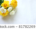 Yellow and white rose bouquet in a corner 81782269