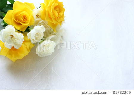 Yellow and white rose bouquet in a corner Yellow and white rose bouquet in a corner 81782269