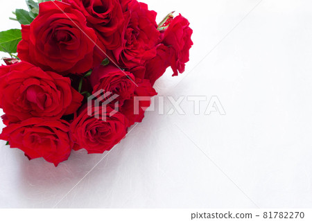 角落裡的一束紅玫瑰 81782270