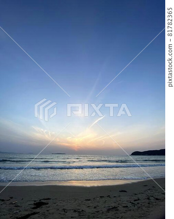 從大洗磯崎神社看到的夕陽下的長灘 81782365