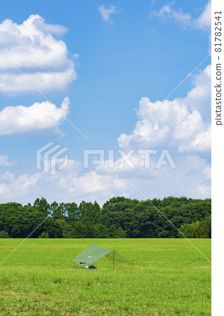 [日間營圖] 藍天和草坪上的防水布 81782541