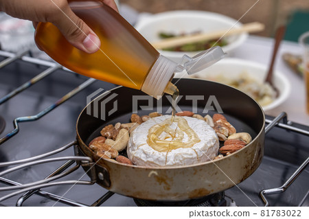 起司菜餚、戶外餐、露營餐、時尚餐、露營餐、在戶外度過炎熱的假期 81783022