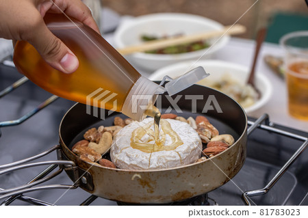 起司菜餚、戶外餐、露營餐、時尚餐、露營餐、在戶外度過炎熱的假期 81783023