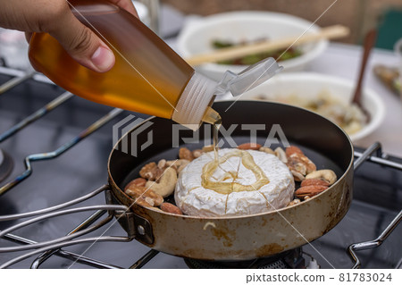 起司菜餚、戶外餐、露營餐、時尚餐、露營餐、在戶外度過炎熱的假期 81783024