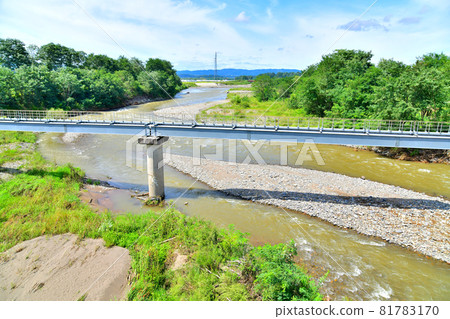 View toward Mikagebashi from Senryoohashi / Chikuma River (large amount of water) (Saku City, Nagano Prefecture) [2021.9] 81783170