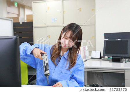 Female engineer in charge of the screw tightening process with an electric screwdriver 1 Female engineer in charge of the screw tightening process with an electric screwdriver 1 81783270
