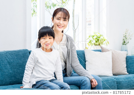 父母和孩子(母子)在客廳放鬆 父母和孩子(母子)在客廳放鬆 81785172