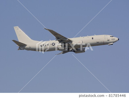 一架美國海軍 P-8A 海神巡邏機在蔚藍的天空中飛行。 一架美國海軍 P-8A 海神巡邏機在蔚藍的天空中飛行。 81785446
