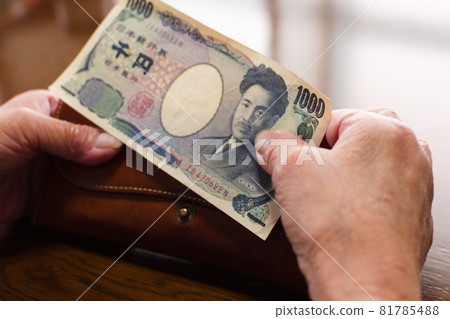Taking money out of a wallet 81785488