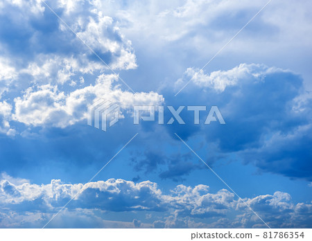 在藍天的白色雲彩 在藍天的白色雲彩 81786354